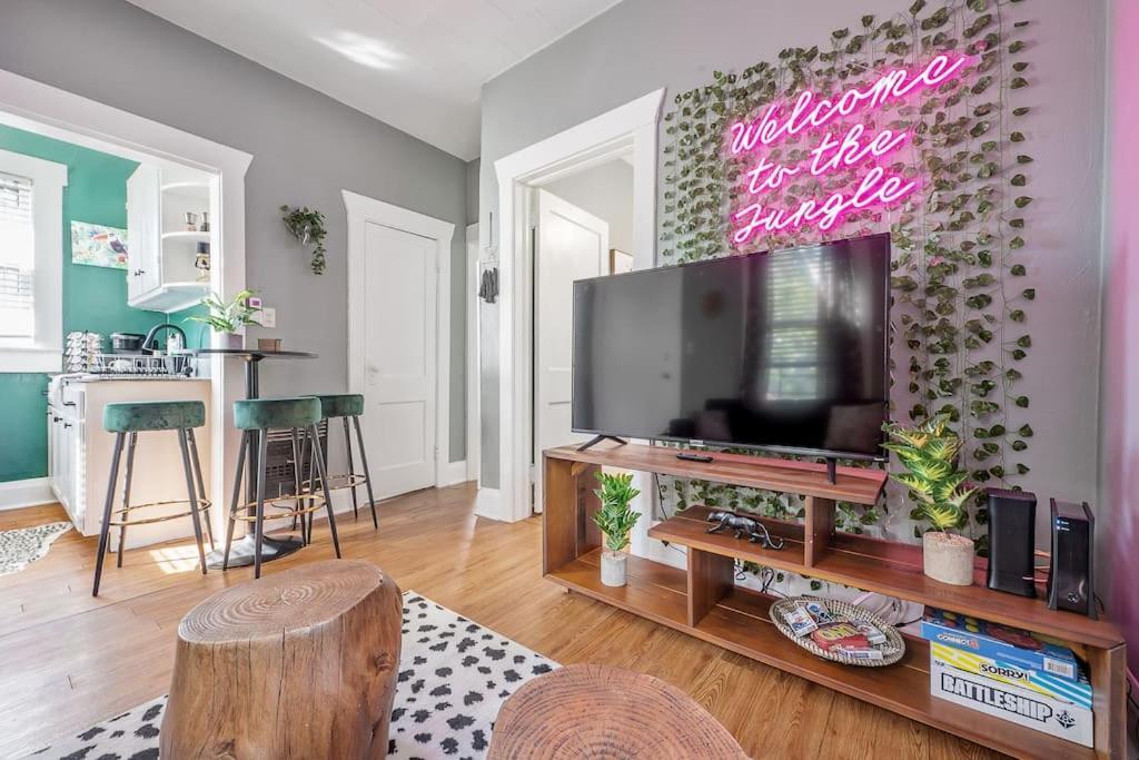 Jungle Themed Apt. Close To Coffee, Food + Shops! تامبا المظهر الخارجي الصورة
